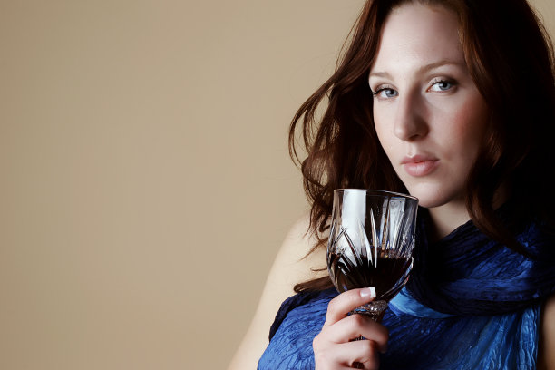 红头发的拿着一杯酒图片下载