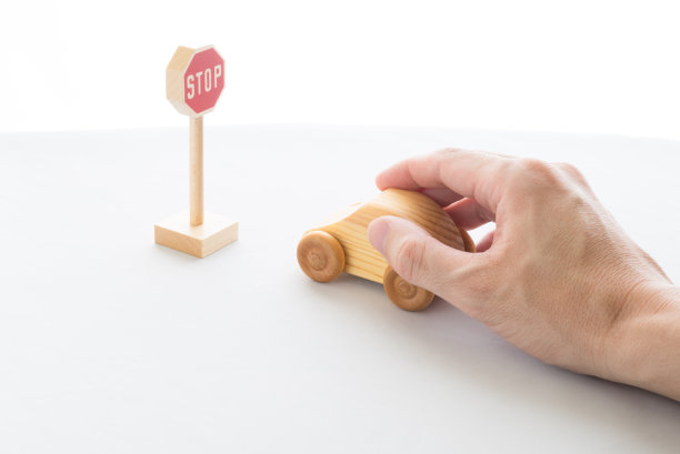 交通标志和木车图片下载