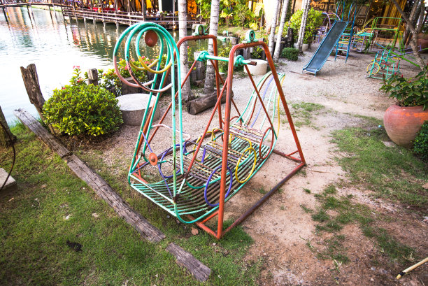 荡秋千在儿童公园，泰国儿童乐趣图片下载