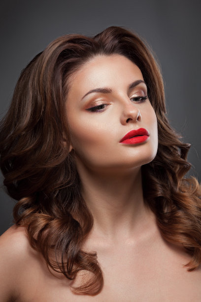 美丽的脸和美丽的化妆颜色的女人。图片下载