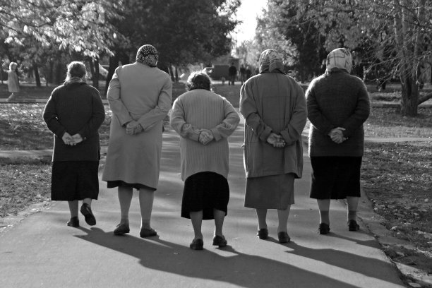 站在人行道上的人的后视图图片下载