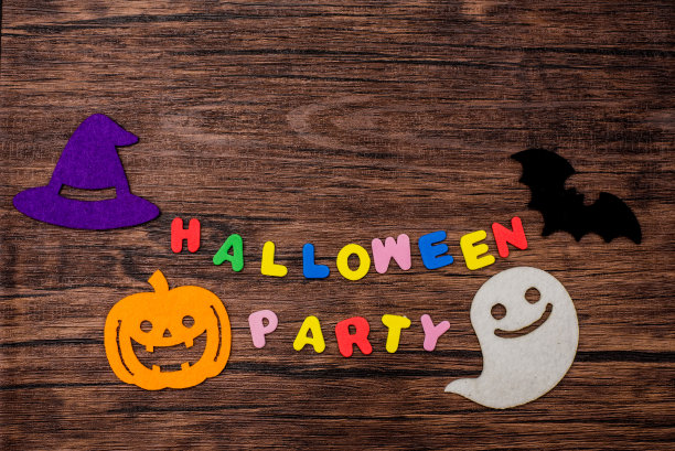 万圣节快乐派对，木头上文字装饰图片下载