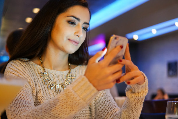 街上的女孩图片下载