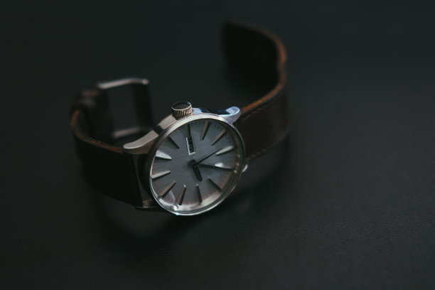 Close Up经典复古手表与深棕色皮革图片下载