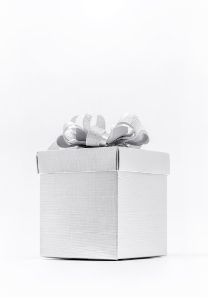 庆祝银质礼盒上的白色背景图片下载