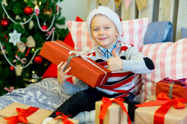 快乐的小男孩与圣诞礼物图片下载