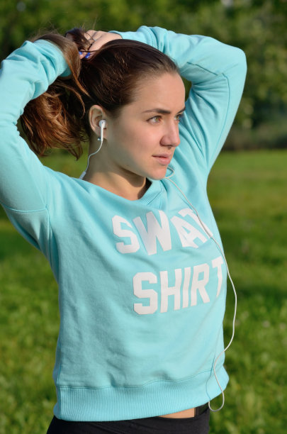 运动女孩做马尾辫图片下载