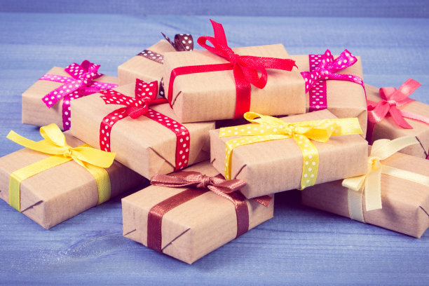 复古照片，用彩色丝带包装的圣诞礼物图片下载