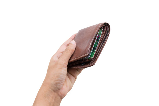 女人手里拿着棕色的钱包图片下载