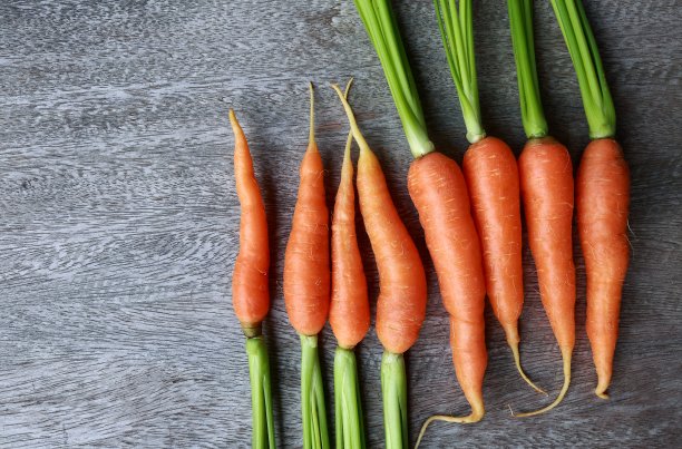 木桌上的新鲜胡萝卜。图片下载