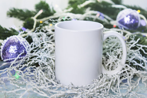 白色马克杯冬季礼物模型图片下载