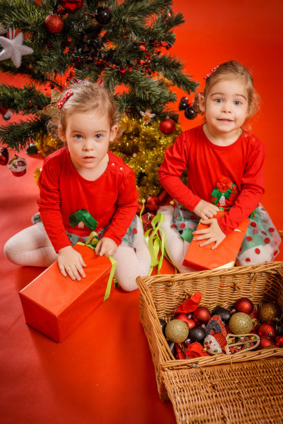 小女孩们打开礼物图片下载