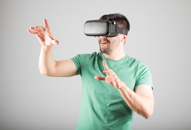 戴着虚拟现实眼镜的男人图片下载