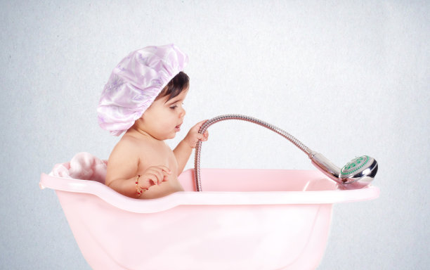 洗澡的女孩图片下载