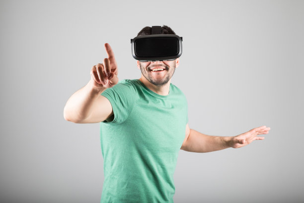 戴着虚拟现实眼镜的男人图片下载