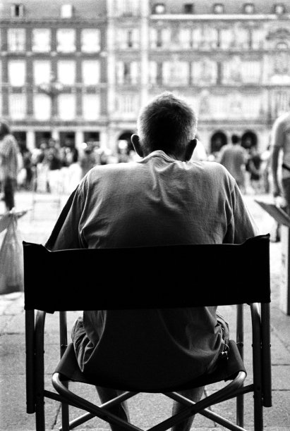 孤独的人坐在人群中看着图片下载