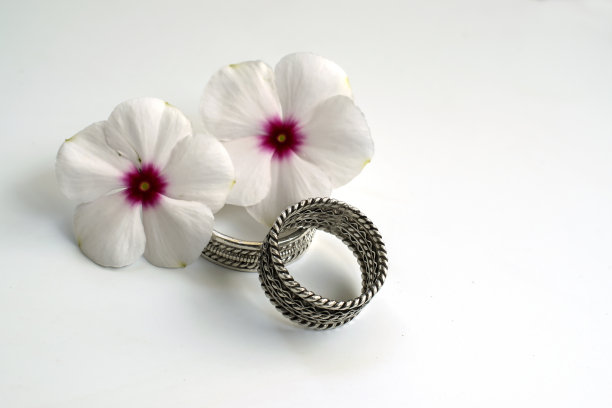 带花的结婚戒指图片下载