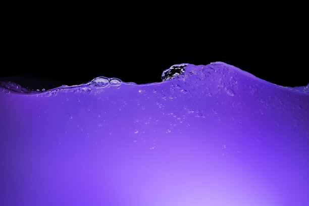 黑色背景上的紫色液体波图片下载