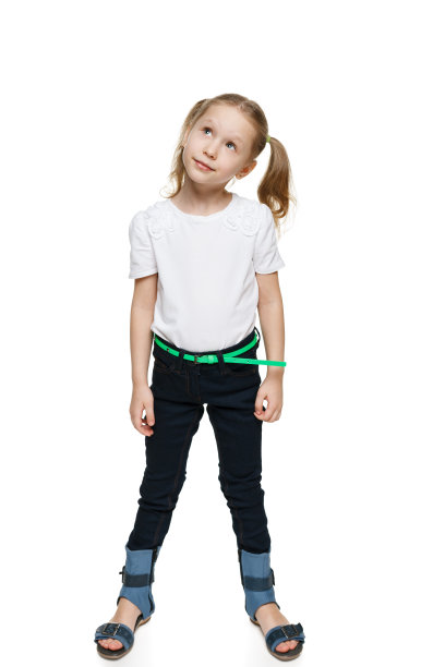 一个全身直立的小女孩抬起头来图片下载