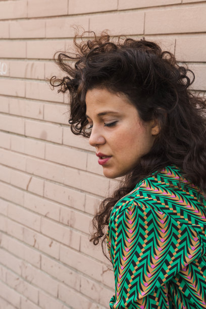 一个漂亮的黑发女人的肖像图片下载