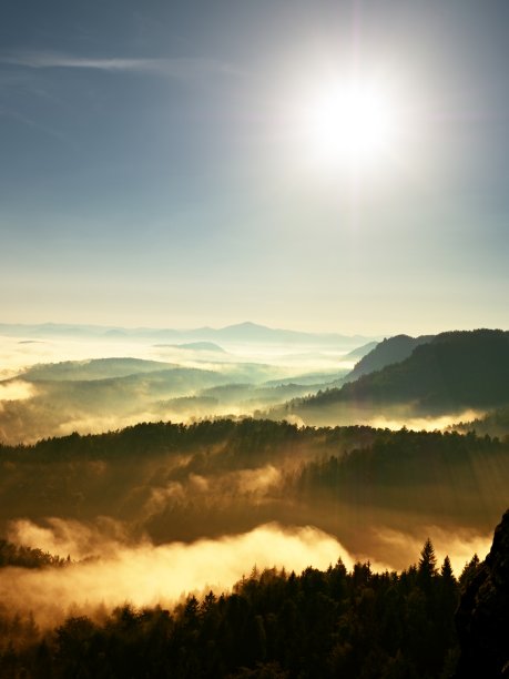 色彩斑斓的黎明。朦胧中，美丽的山峦苏醒。图片下载