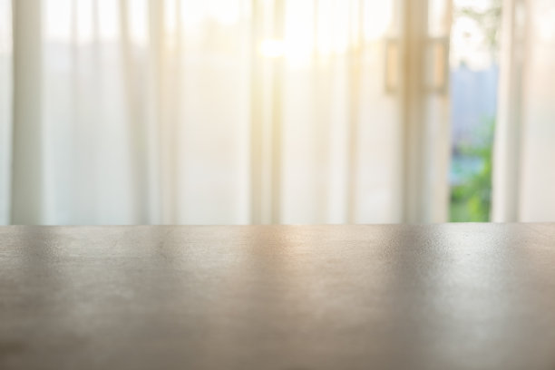 木质桌面上有模糊的软窗帘图片下载