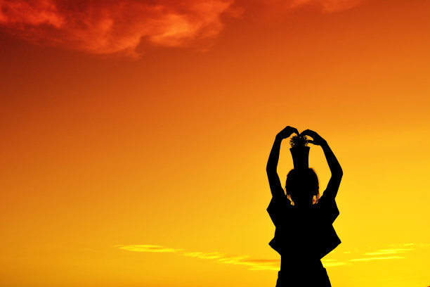 剪影的孩子们种了一棵树。图片下载