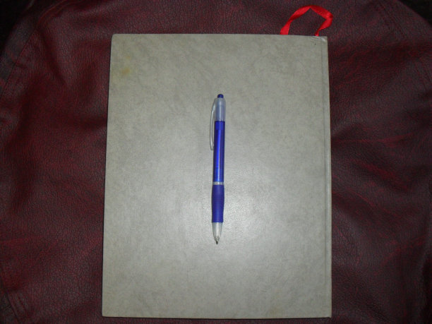 笔和笔记本。图片下载