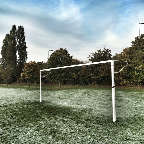 霜冻清晨的足球门柱图片下载