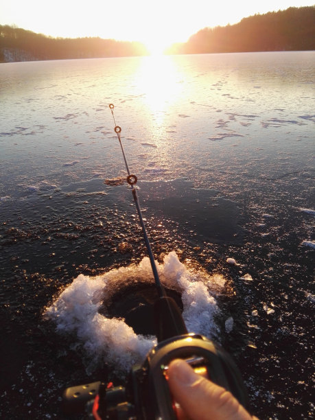 冰上钓鱼图片下载