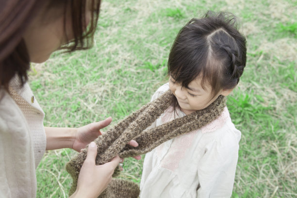 日本母亲给女儿围上围巾图片下载