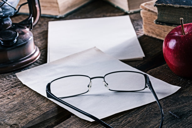 有书和眼镜的静物生活图片下载