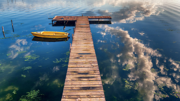 湖边的小码头和小船图片下载