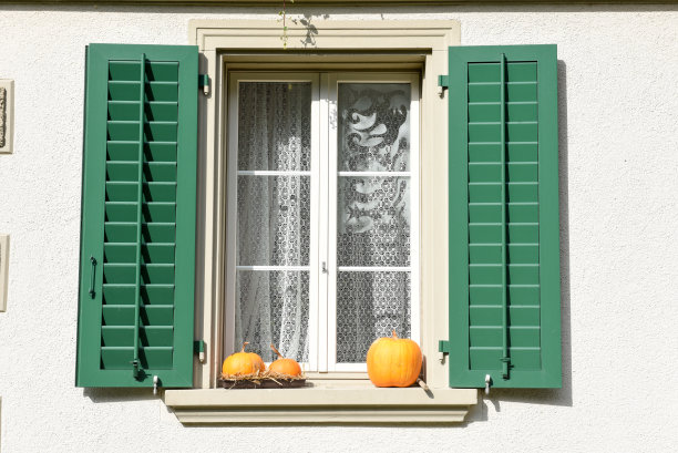 南瓜挂在质朴的窗户上图片下载