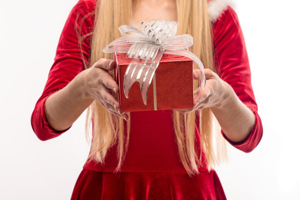 穿着红色连衣裙的漂亮白发女人拿着盒子图片下载