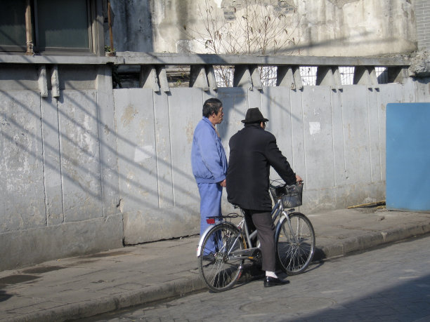 上海街头生活两个男人散步，骑自行车聊天图片下载