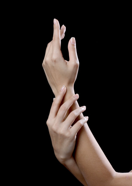 美丽年轻的双手女人孤立在黑色的背景图片下载