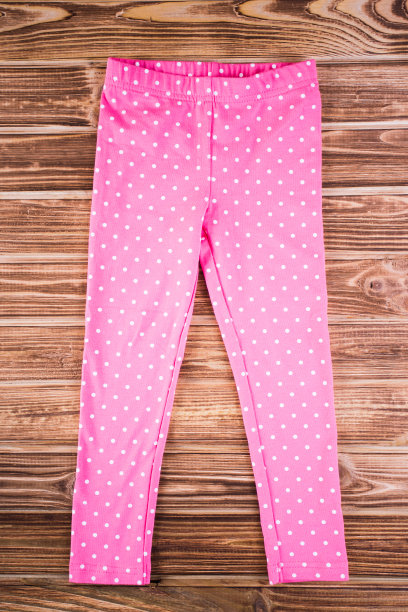 时髦的婴儿粉色裤子上的木制背景图片下载