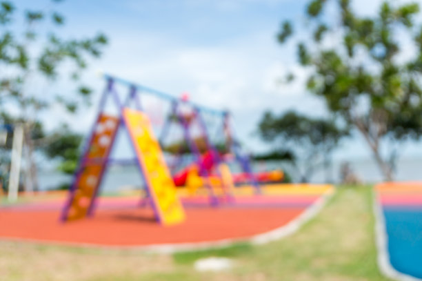 模糊多彩的游乐场在公园的院子里。图片下载