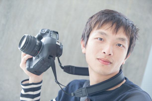 女性佩戴可穿戴智能手表图片下载