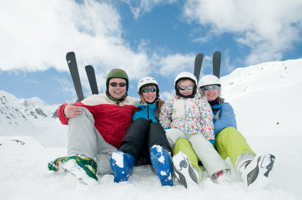 家庭，滑雪，阳光和乐趣图片下载