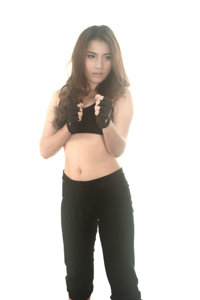 年轻微笑的亚洲女人摆体操运动孤立。图片下载