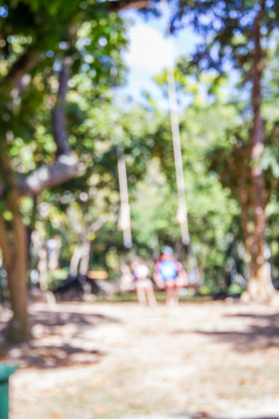 孩子们在秋千上的模糊照片图片下载