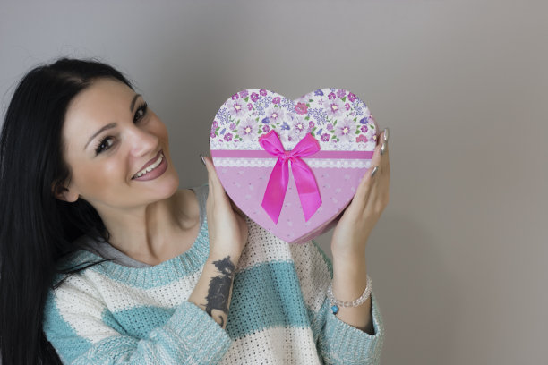 有魅力的女孩，心，在白色的背景图片下载