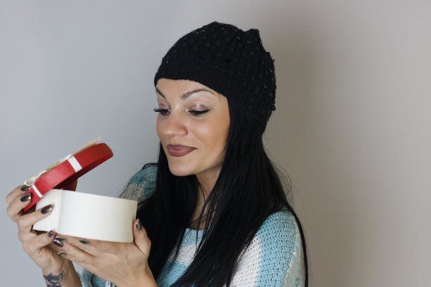 有魅力的女孩，心，在白色的背景图片下载