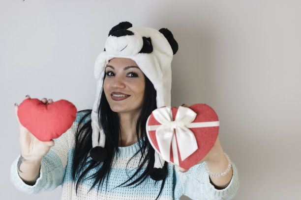 有魅力的女孩，心，在白色的背景图片下载