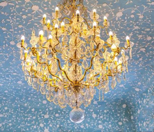 巴洛克和洛可可风格的复古金色吊灯。图片下载