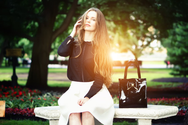 迷人的年轻可爱的女孩放松在夏天的公园。图片下载