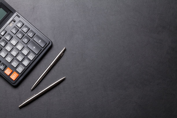 办公室皮革书桌桌子与计算器，钢笔和铅笔图片下载