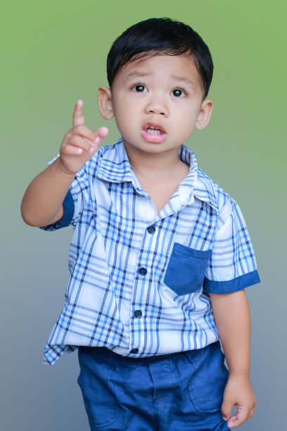 站在那里的男孩眼睛盯着前方。图片下载